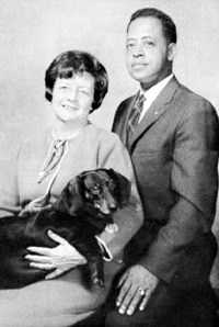 Matrimonio Hill y su perrita Delsey.